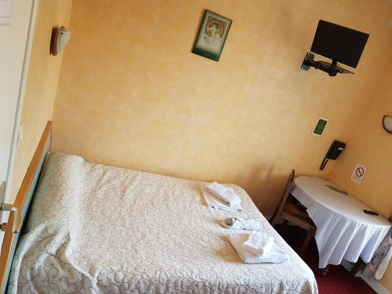 Hotel De La Gare Доль-де-Бретань Экстерьер фото